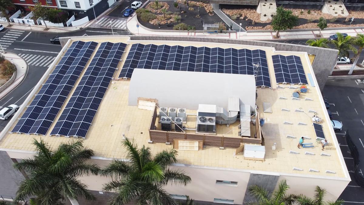 Doscientas placas fotovoltaicas en el techo de la Escuela Municipal de Música de Adeje