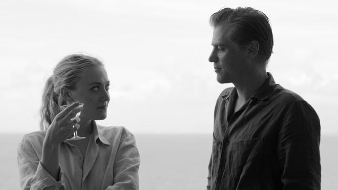 Dakota Fanning y Johnny Flyn en la serie 'Ripley'