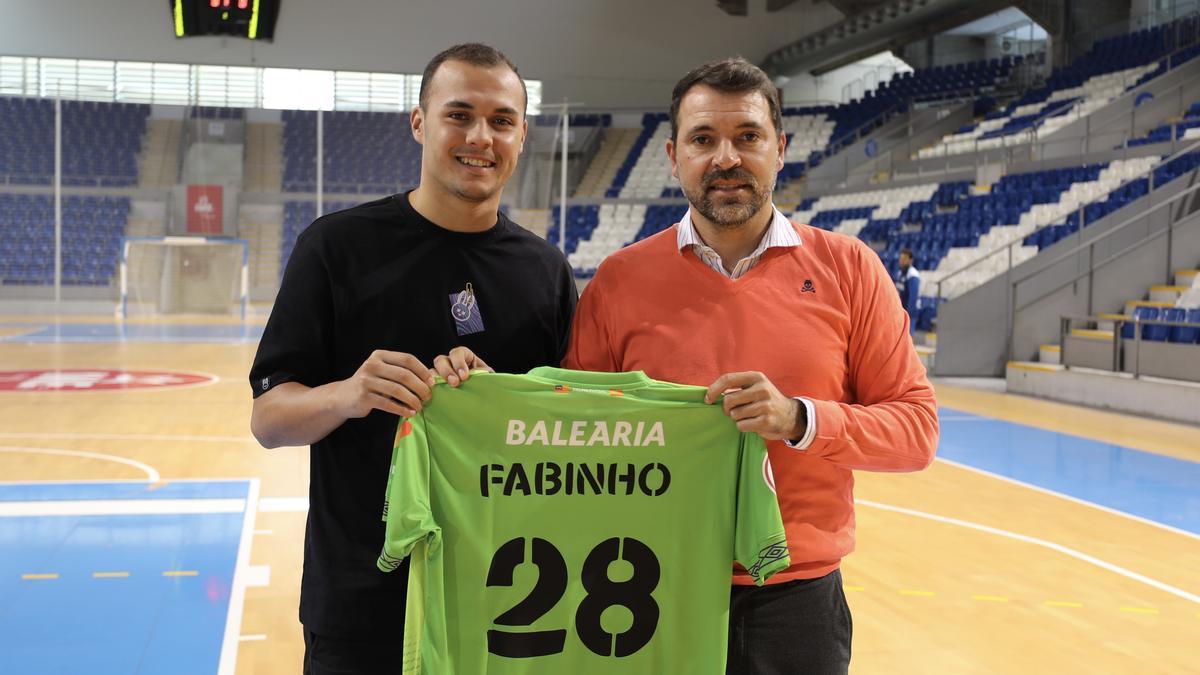 Fabinho posa con José Tirado tras la presentación.