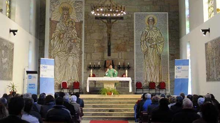 Carteles a los laterales del altar durante la misa del domingo en la capilla del monasterio de Poio.// N.Parga