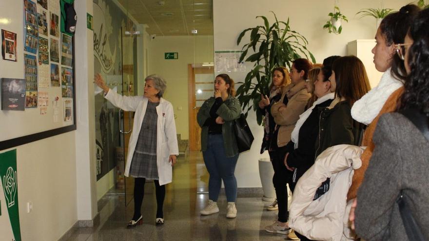 Participantes del Proyecto Carmen en una visita a la empresa lorquina Ángel Linares, que colabora con la FOML.