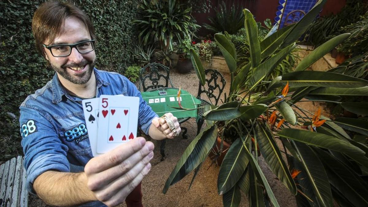 Martí Roca atendió a SPORT en Mataró mostrando la mano que le hizo campeón