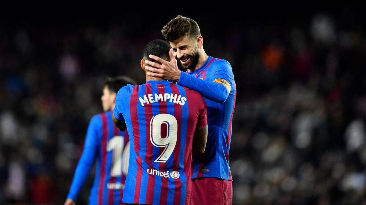 Memphis y Piqué celebrando el gol