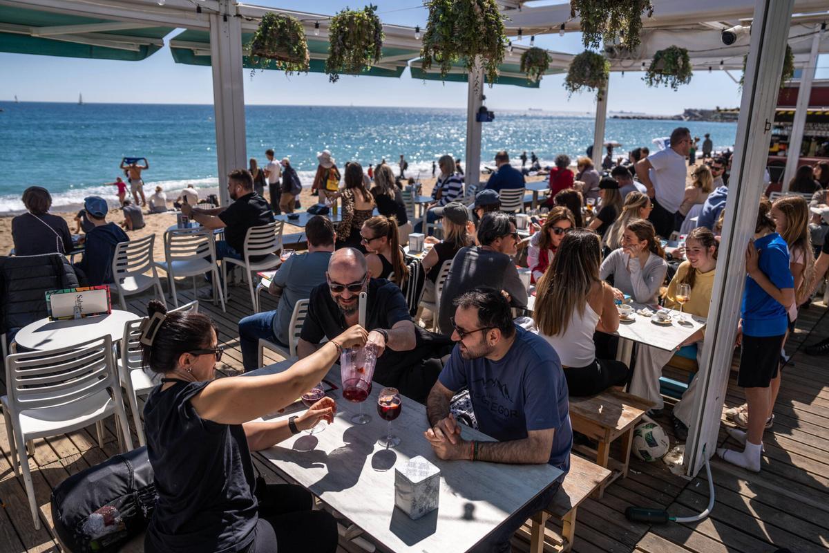 Turistas y barceloneses disfrutan del buen tiempo durante el puente de Semana Santa.