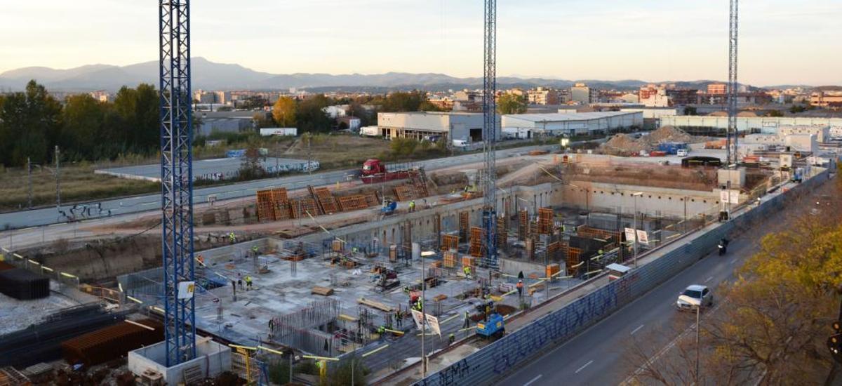 Comencen a construir la planta baixa de la nova Clínica Girona
