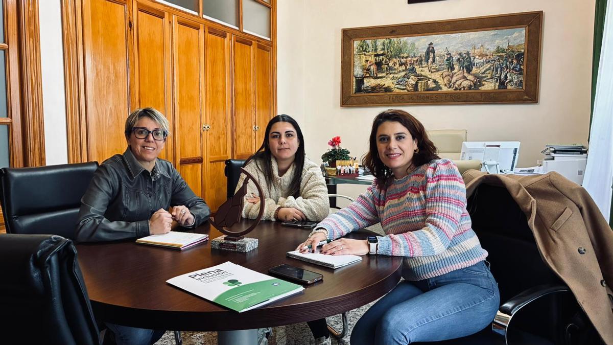 Reunión de Loli Vargas y María del Mar Megías con Cristina Ortiz