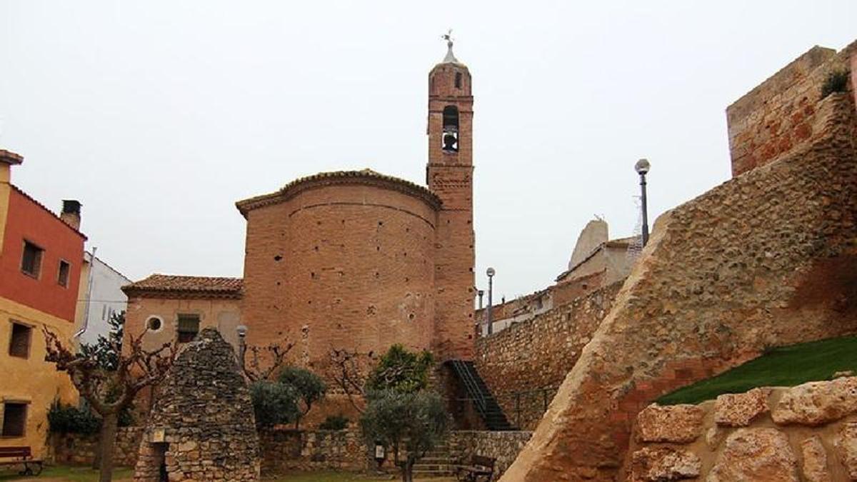 El municipio cuenta con un castillo y una sima