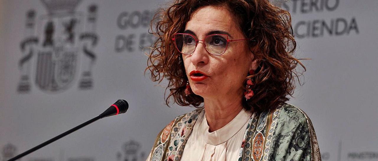 La ministra de Hacienda, María Jesús Montero, ayer, en su comparecencia en el ministerio. | EFE/J.J. GUILLEM