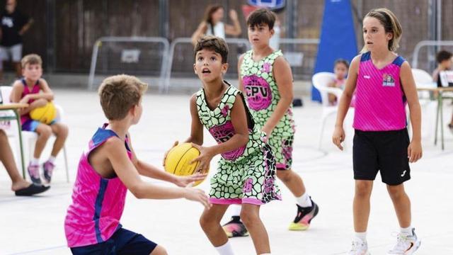 Oriol Mayans mira a canasta durante una jugada. | IBIZA ESTIUBALL