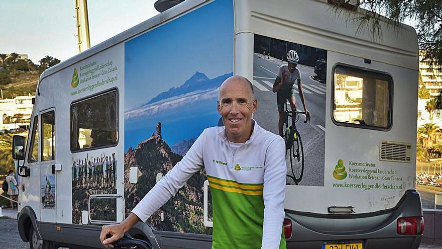 El ciclista, delante las imágenes del Roque Nublo y de Maspalomas . | |  ANDRÉS CRUZ