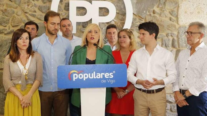 Elena Muñoz, el día en que presentó su dimisión, junto a varios miembros de su candidatura. // Alba Villar