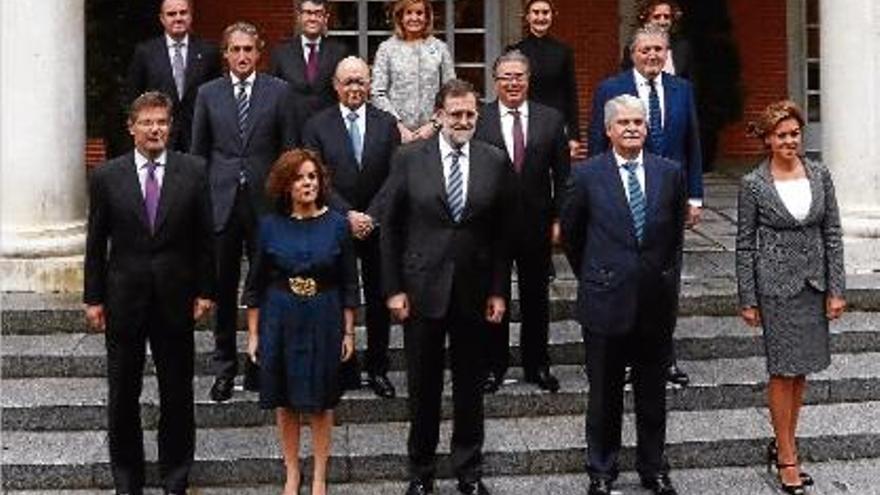 Una imatge de grup dels integrants del nou Govern, ahir a les escales del Palau de la Moncloa a Madrid.