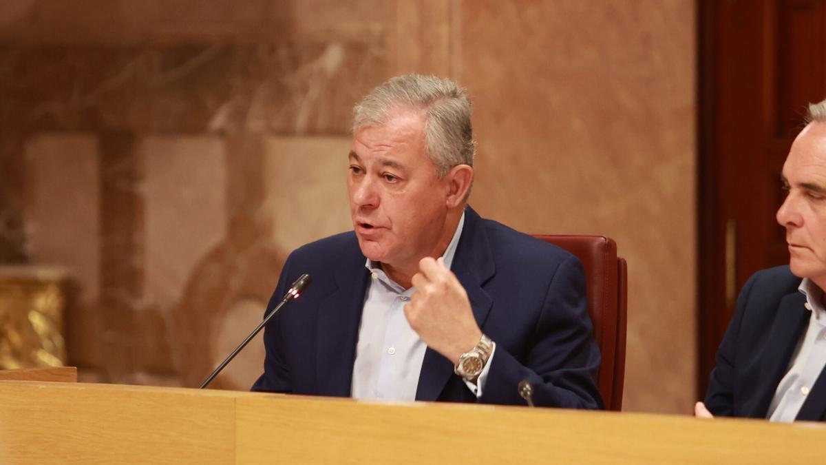El alcalde de Sevilla, el popular José Luis Sanz, interviene en el Pleno extraordinario para el debate sobre el estado de la ciudad.