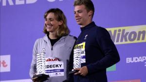 Katie Ledecky y Leon Marchand posan con los trofeos que los acreditan como los mejores nadadores del Mundial.