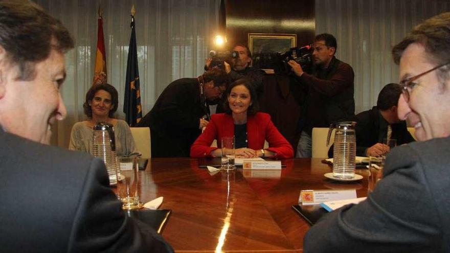 En primer plano, Javier Fernández y Alberto Núñez Feijóo. Frente a ellos, las ministras Teresa Ribera (izquierda) y Reyes Maroto, instantes antes de iniciarse la reunión de Madrid.