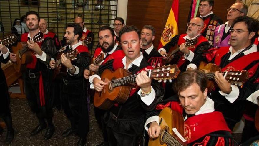 La Tuna de Derecho ronda a la Virgen