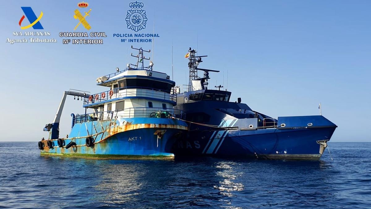 El pesquero &#039;AKT 1&#039; y la patrullera &#039;Condor&#039; en navegación hacia el puerto de La Luz, en Las Palmas de Gran Canaria.