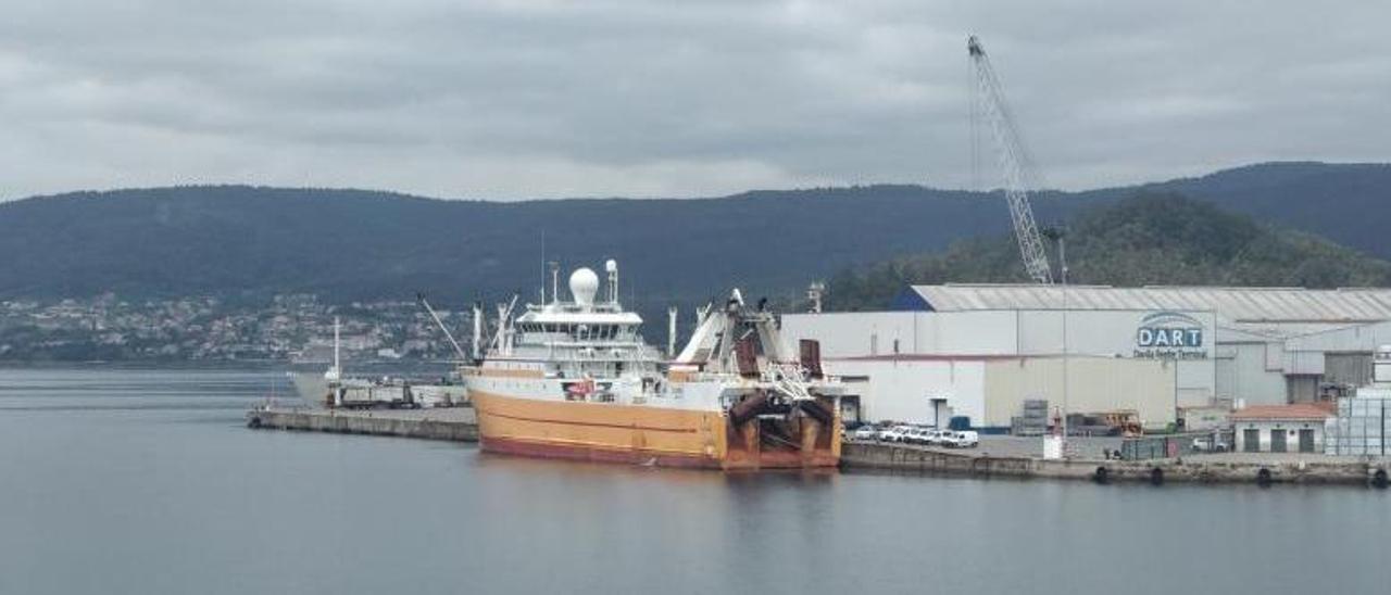 El congelador Lodairo opera en el Muelle Comercial Sur del Puerto de Marín.