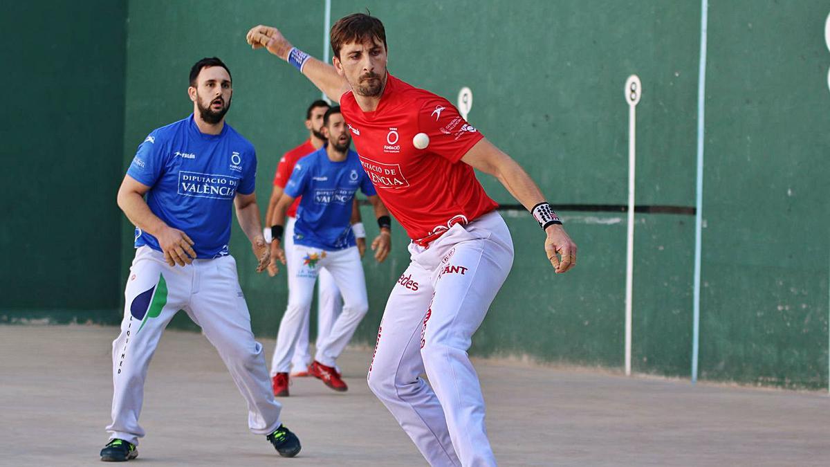 Puchol II es disposa a jugar de ‘bragueta’ en la partida disputada ahir a Alfarp. | FUNPIVAL