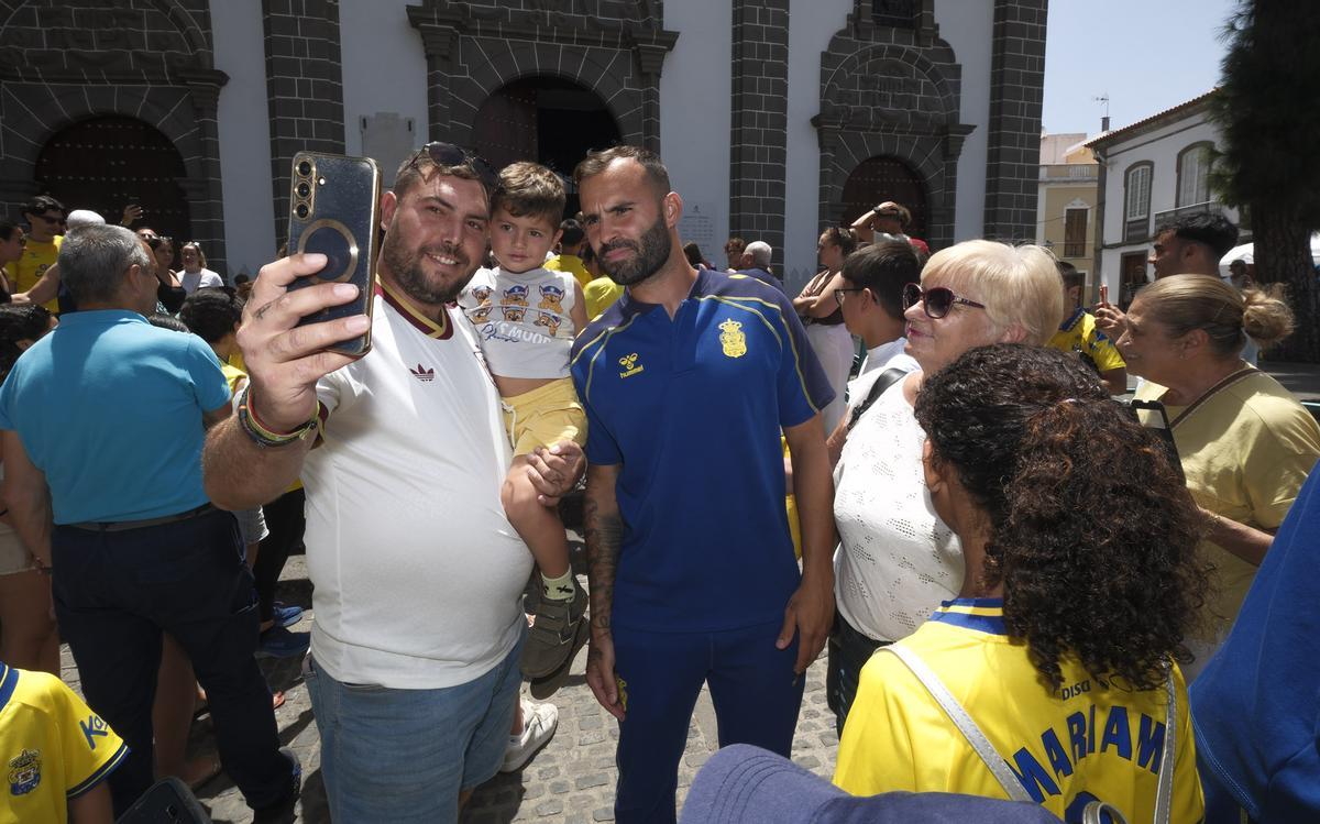 Jesé se hace un selfie con un aficionado y su hijo, antes del acto.