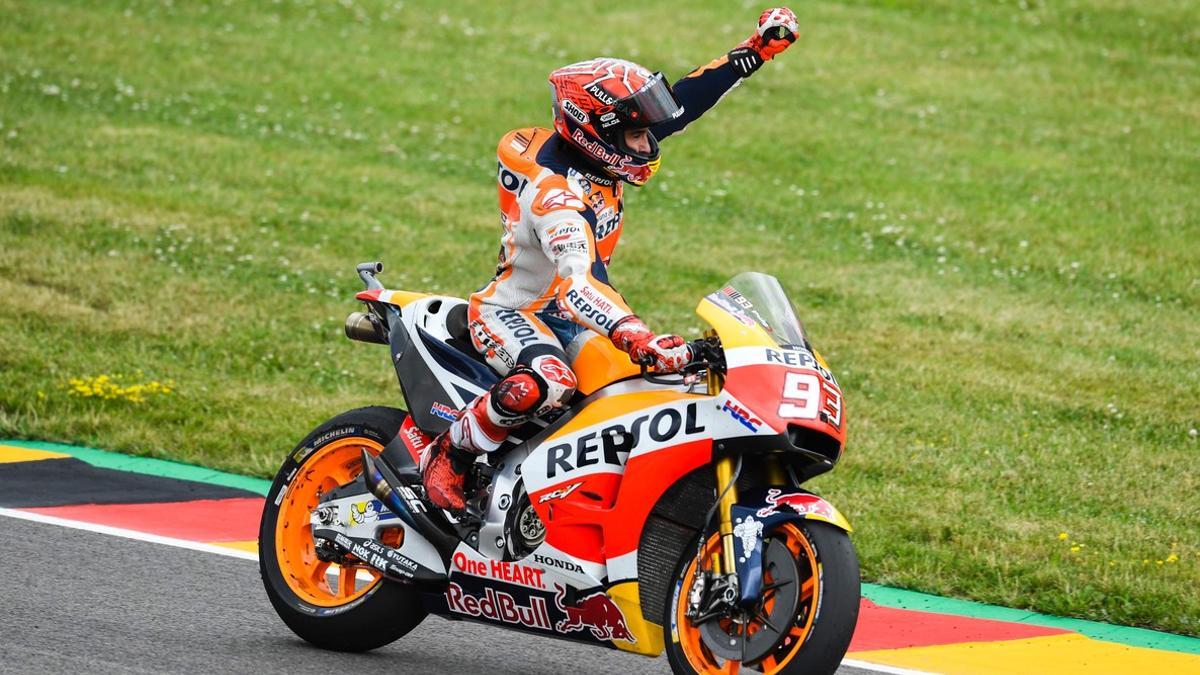 Marc Márquez celebra su victoria en el GP de Alemania de MotoGP.