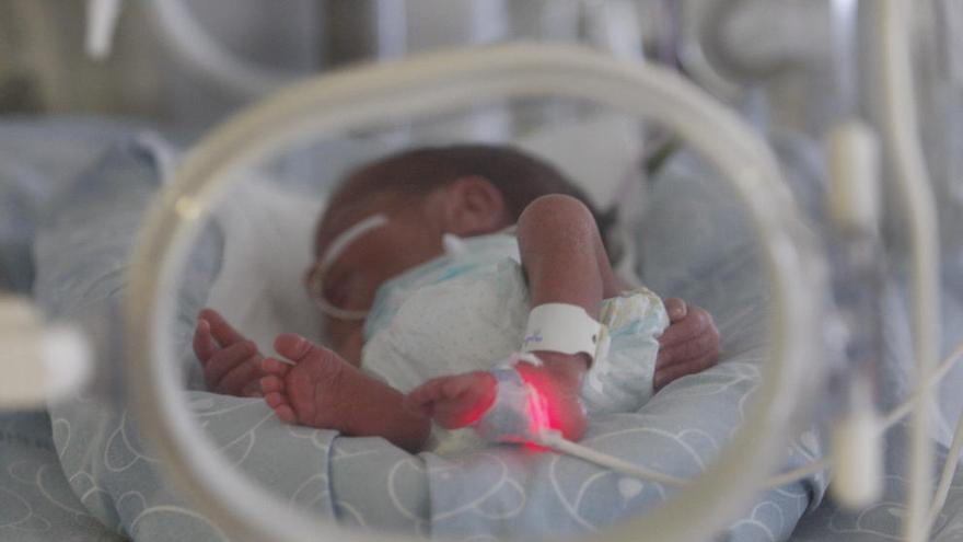 Imagen de un bebé recien nacido en el Materno Infantil de Málaga.