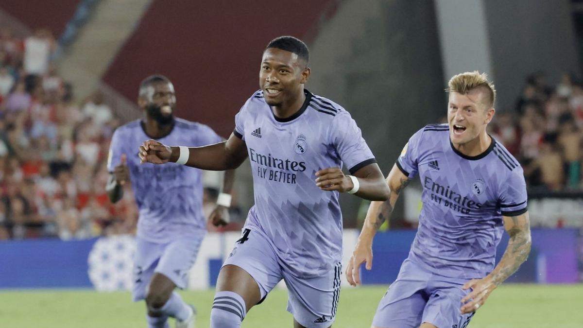 Alaba celebra el gol de la victoria del Real Madrid perseguido por Kroos. |  // REUTERS