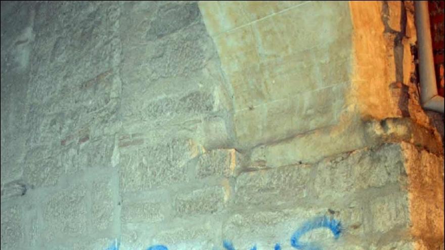Pintadas en el Arco del Postigo que denuncia el PSOE