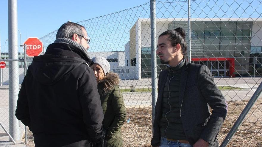 Un familiar conversa con un activista en la puerta de la cárcel.