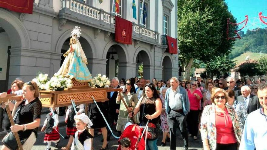 Un momento de la procesión de la Virgen del Avellano, ayer, en Pola de Allande.