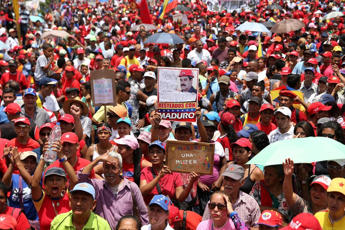 Government supporters attend a rally in Caracas, Venezuela April 19, 2017. The sign reads Taxi drivers, we are commited to Maduro. REUTERS/Fausto Torrealba EDITORIAL USE ONLY. NO RESALES. NO ARCHIVE.