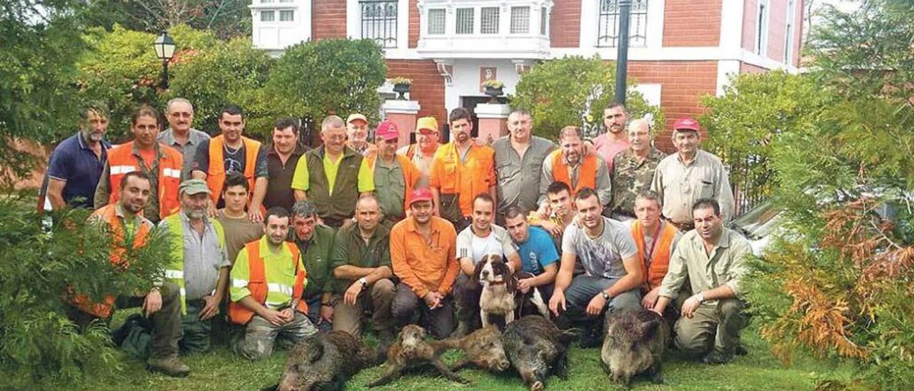 La cuadrilla de José Galindo, con los jabalíes abatidos en una cacería del Coto de Cabranes.