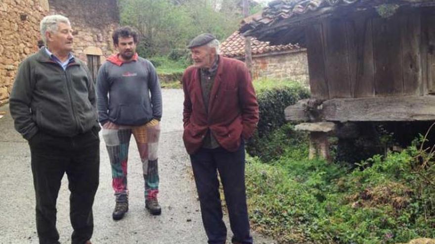 José Florentino González, su hijo José Manuel González y Jesús López, junto a la panera donde el general Flórez de Valdés recogía las siembras de los campesinos, charlando sobre el vecino más ilustre de Las Morteras.