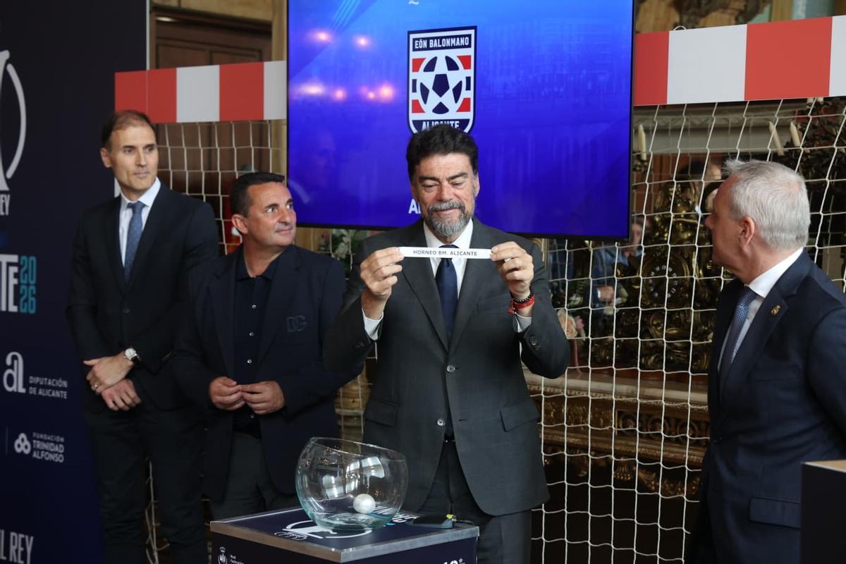 El alcalde de Alicante, Luis Barcala, saca la bola con el nombre del Horneo, rival del Bada Huesca.