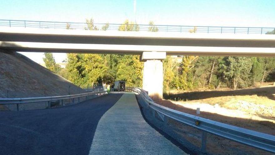 Pintado del carril bici bajo el puente del AVE, ayer tarde