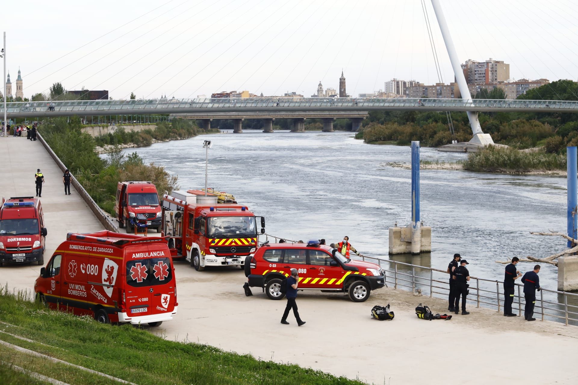 La policía y los bomberos buscan a un niño desaparecido en el Ebro