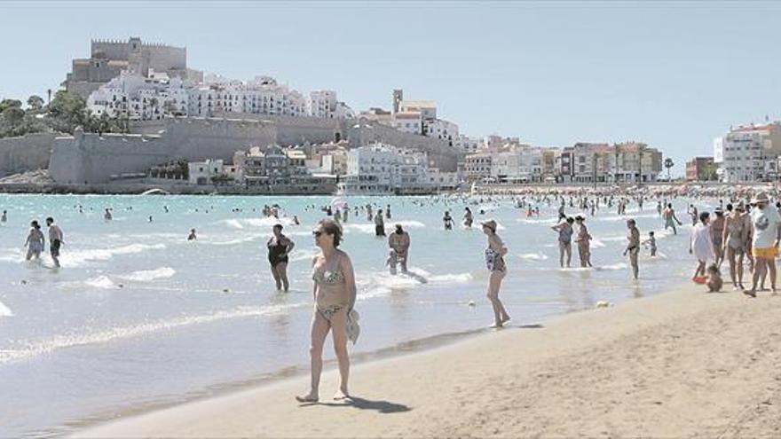 Las playas de Peñíscola son uno de los destinos más concurridos del verano.