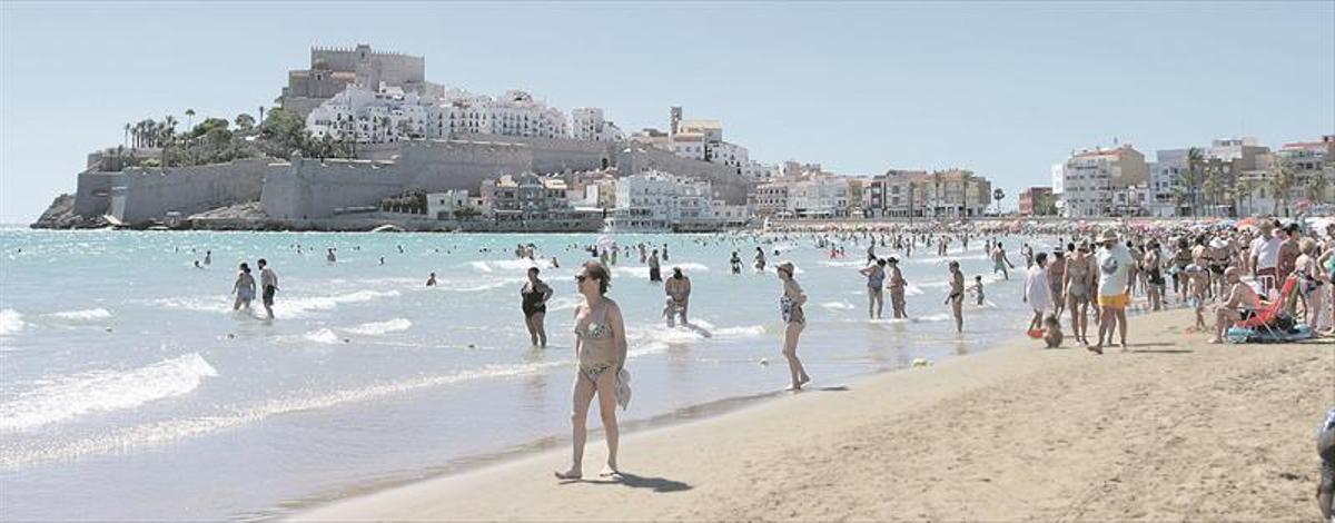 Las playas de Peñíscola son uno de los destinos más concurridos del verano.