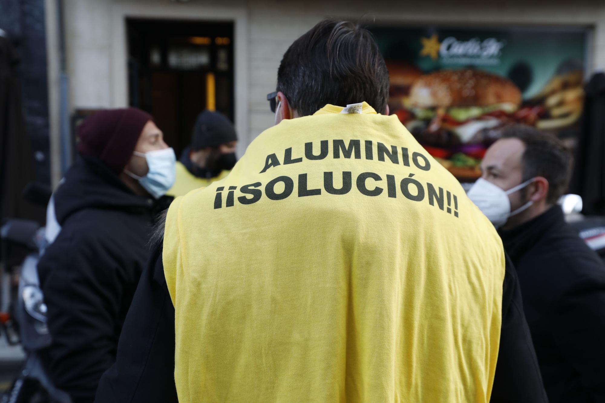 Manifestación de trabajadores de Alu Ibérica frente a la Junta