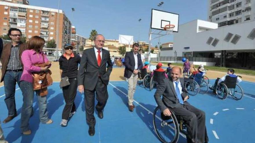 Actividades. El alcalde, Andrade y Raúl López visitan la feria.