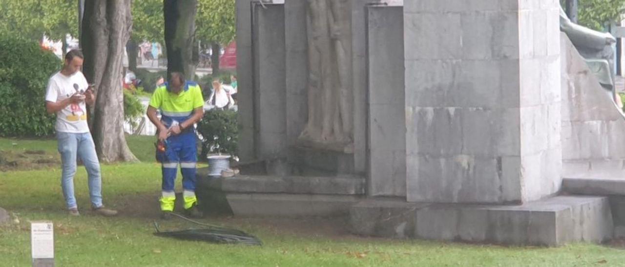 Operarios de Aqualia, trabajando ayer en la fuente del monumento dedicado a José Tartiere. | L. B.