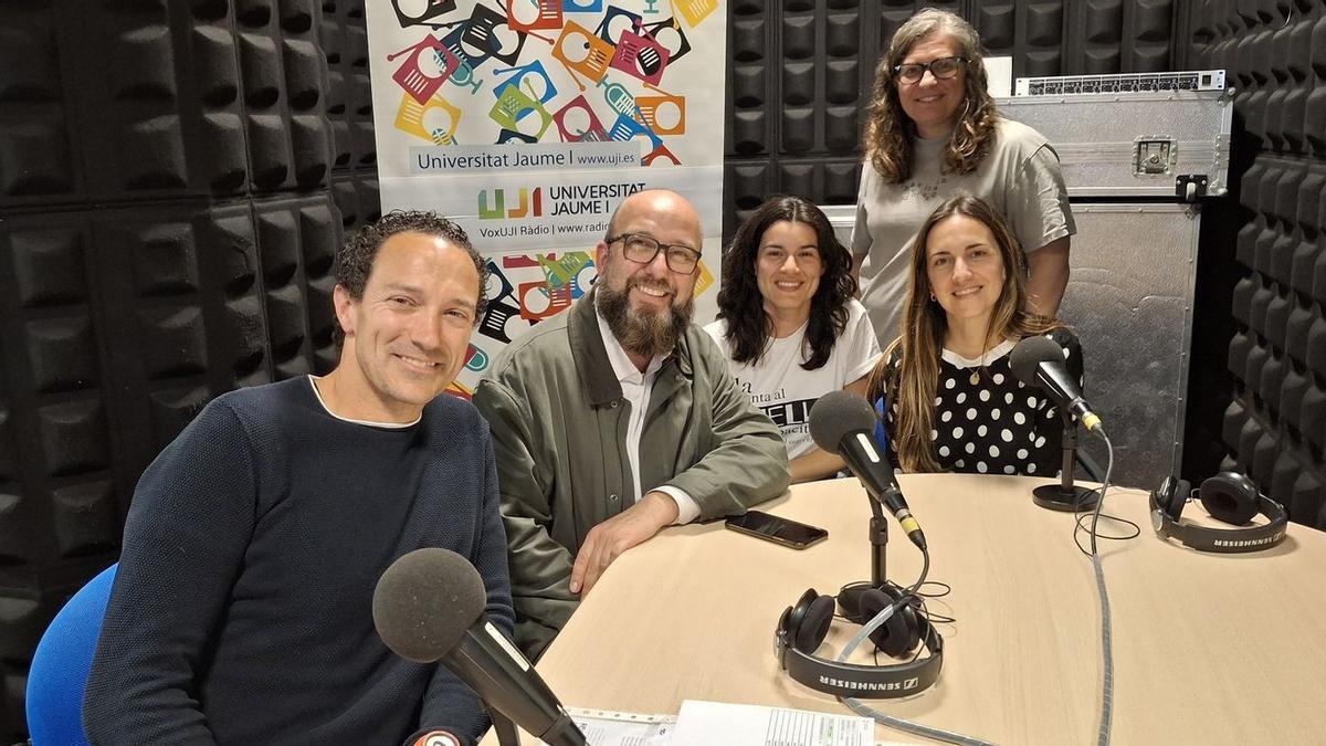 Javier Parra, el regidor Santi Cortells, Natalia Guerrero, Eli Trilles i Nàdia de los Rosales, en el programa.