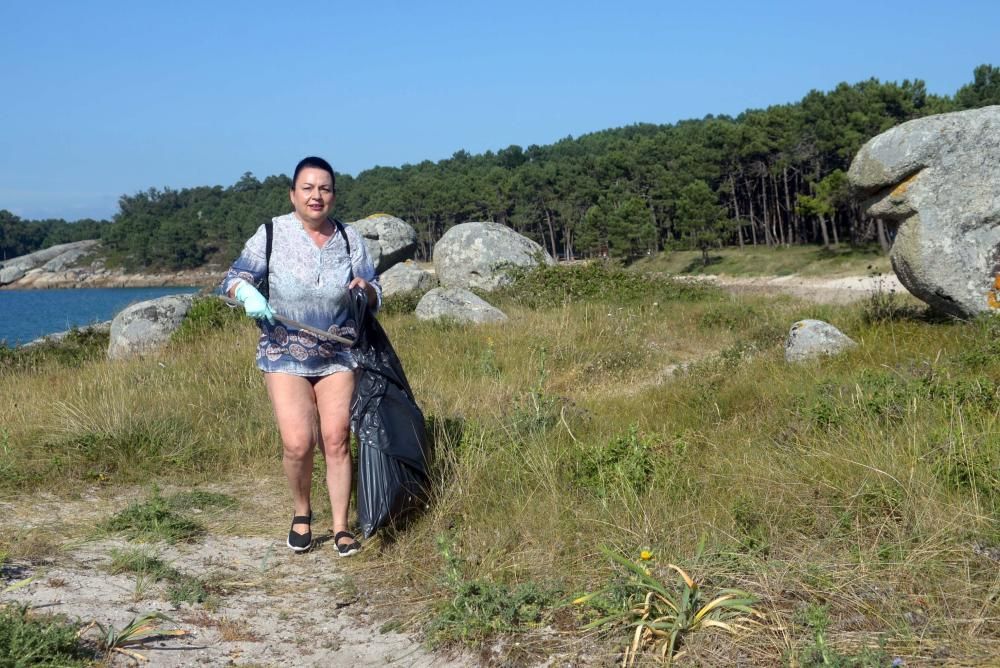 Voluntarios ponen a punto las playas de A Illa