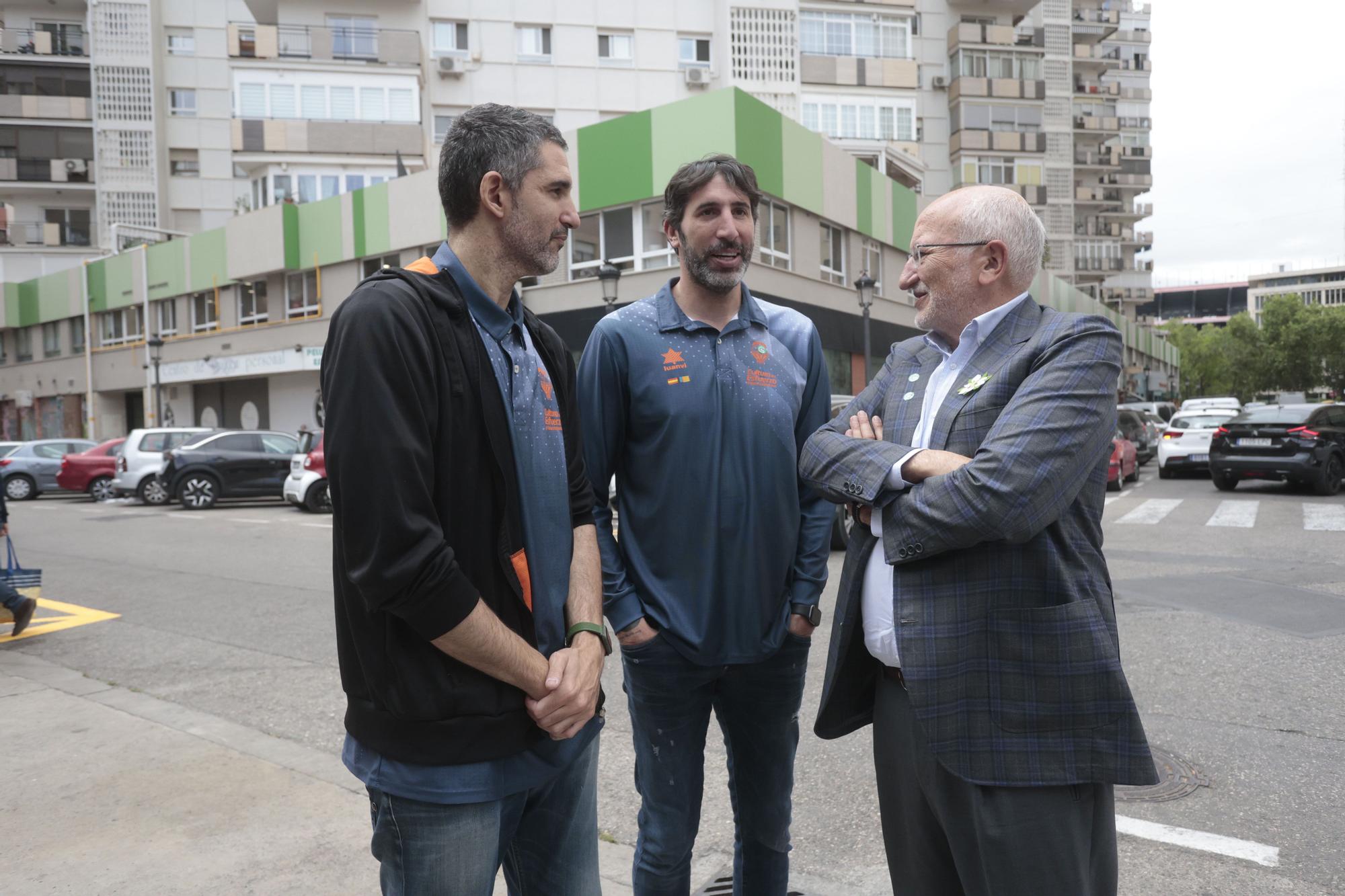 Mesa de cuestación contra el cáncer con Valencia Basket, Juan Roig y Hortensia Herrero