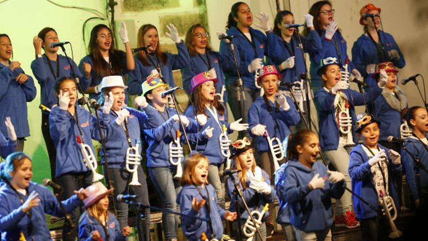 Las murga veterana Chiquirrompis anoche en el pistoletazo del Carnaval.