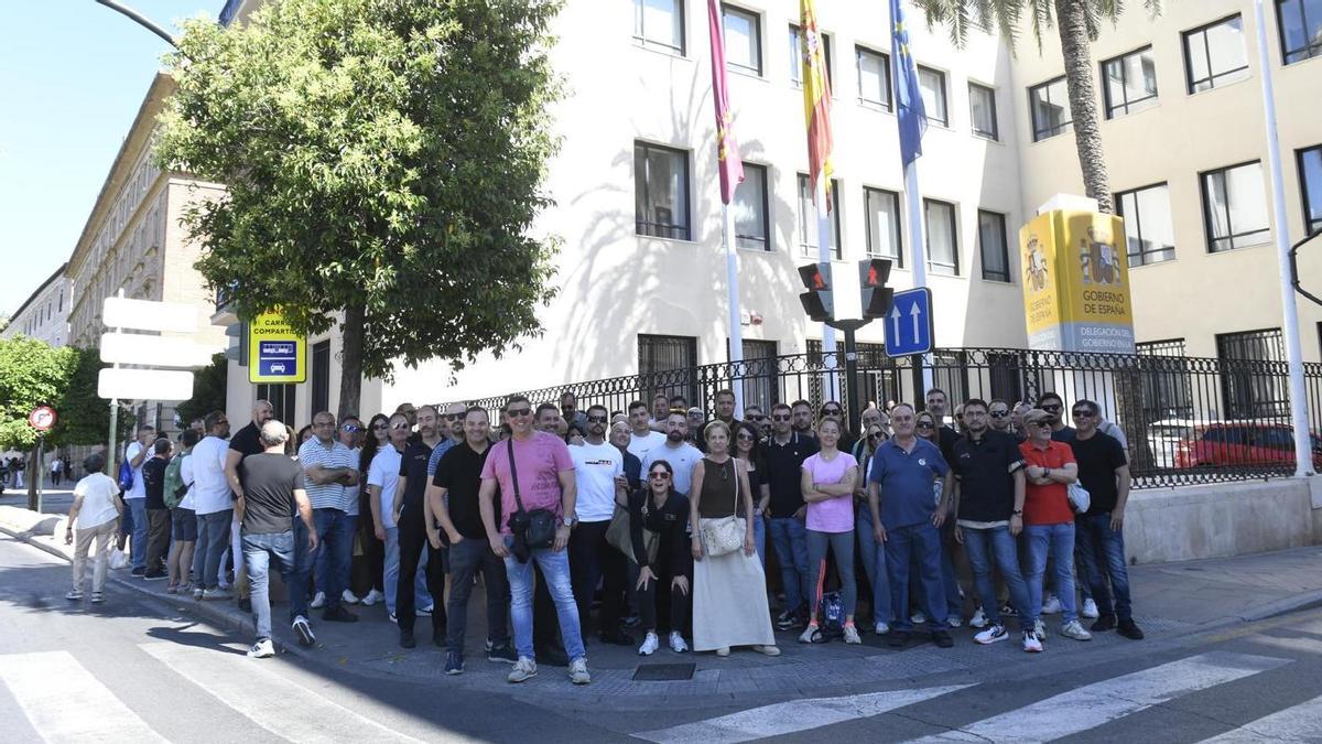 Un centenar de funcionarios de prisiones protesta en Murcia contra "el autoritarismo" del director del penal de Campos del Río.