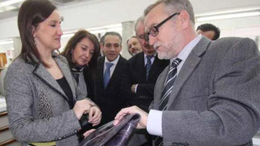 Un momento de la visita que ayer realizó la consellera Catalá a la sede de Inescop.