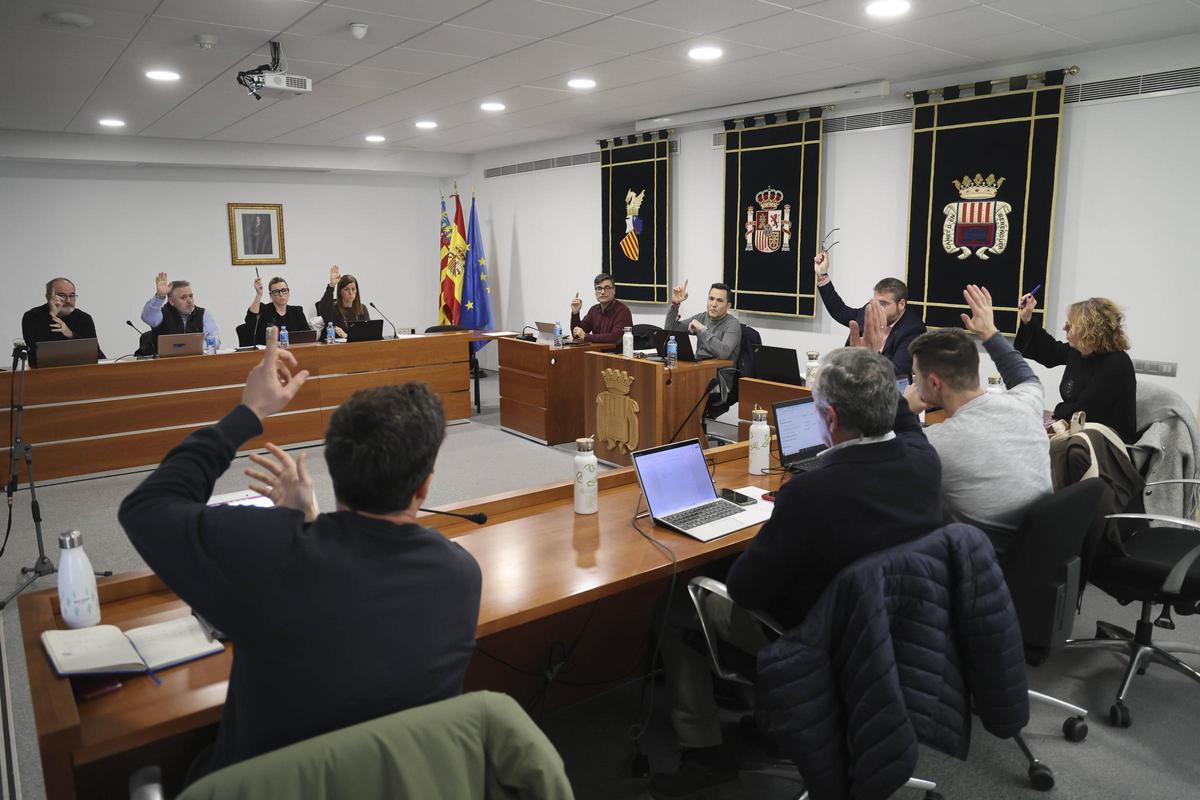 El pleno de Canet en un momentos de votación.