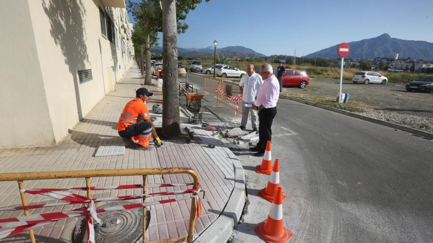 El mantenimiento de los barrios de San Pedro Alcántara recibe ayudas