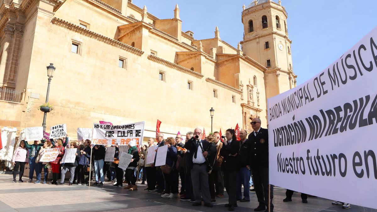 Las protestas toman la Plaza de España de Lorca